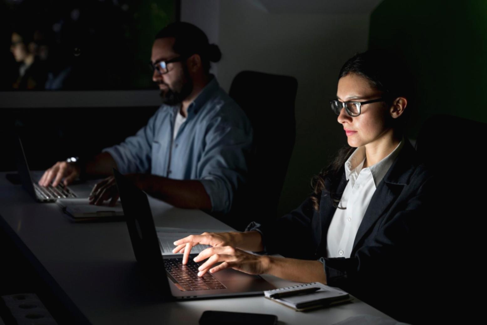 Equipo trabajando en desarrollo de software financiero