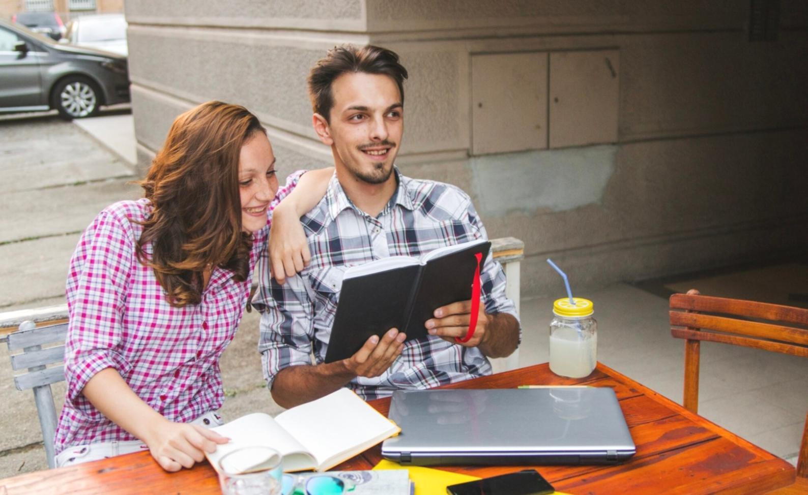 Proceso de análisis de datos financieros con múltiples pantallas mostrando gráficos y métricas